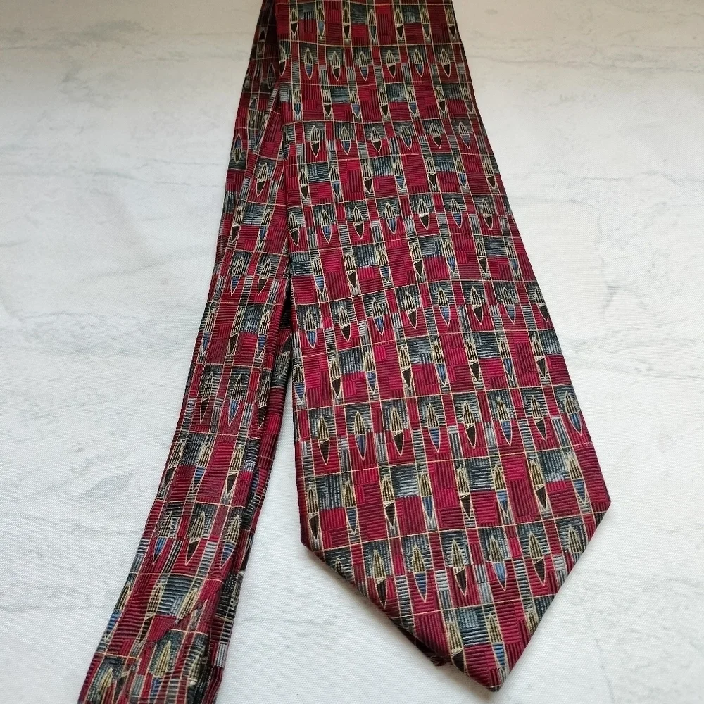 Roundtree and Yorke Necktie Tie  Silk Red Multicolored Geometric Jacquard USA